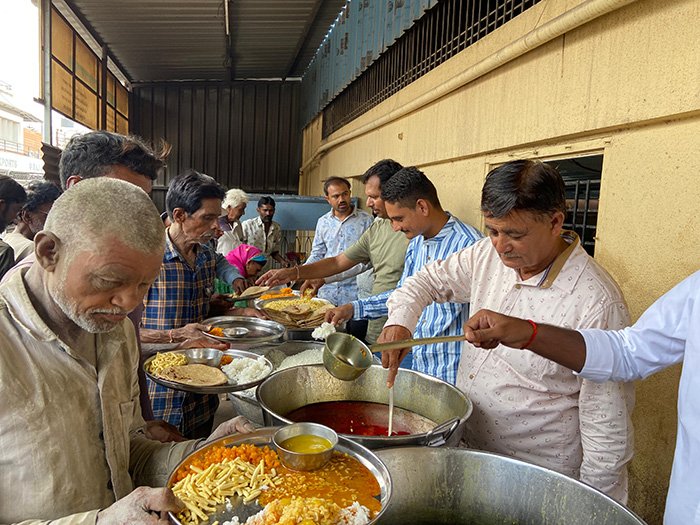 મોરબી જલારામ પ્રાર્થના મંદિર ખાતે ચાલતા સદાવ્રતમા મહાપ્રસાદ યોજી જન્મદીનની ઉજવણી કરતા મોરબીના પત્રકાર પંકજભાઈ સનારીયા